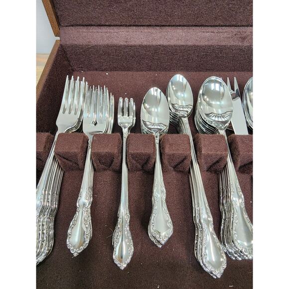 Distinction Deluxe Stainless by Oneida HH Flatware 93 Pieces - Picture 4 of 13